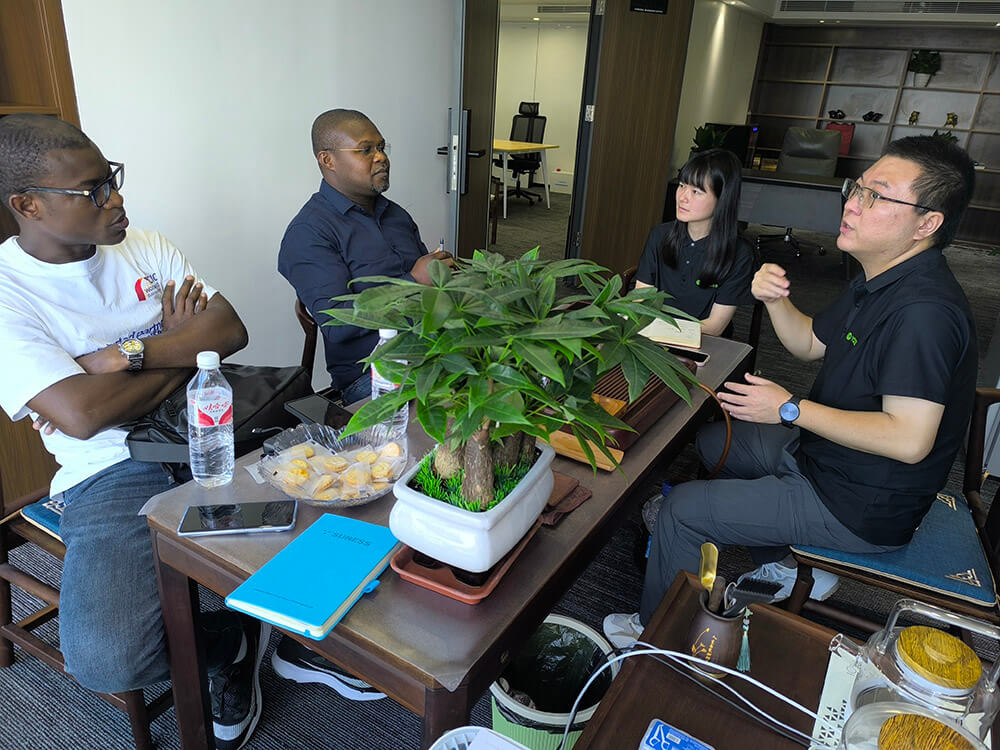 ကျွန်ုပ်တို့၏ ပြင်သစ်ပါတနာ Michel မှ နွေးထွေးစွာ ကြိုဆိုပါသည်။ ကျွန်ုပ်တို့၏ ပြင်သစ်ပါတနာ Michel မှ နွေးထွေးစွာ ကြိုဆိုပါသည်။